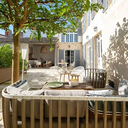 Batisse Historique Renovee Avec Piscine Chauffee *