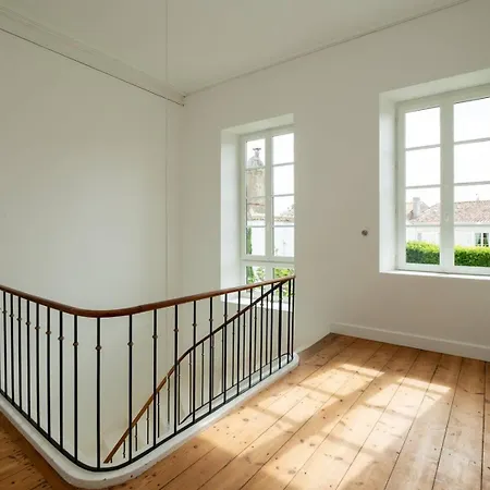Batisse Historique Renovee Avec Piscine Chauffee *